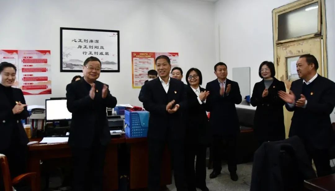 咬定目標(biāo)不放松 收假收心啟新程——龍鋼集團(tuán)領(lǐng)導(dǎo)班子慰問機(jī)關(guān)職工 咬定目標(biāo)不放松 收假收心啟新程——龍鋼集團(tuán)領(lǐng)導(dǎo)班子慰問機(jī)關(guān)職工