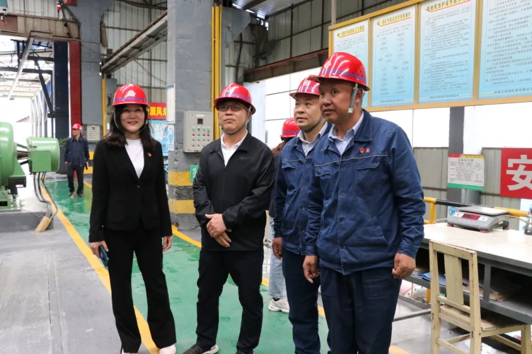 深入礦山實地交底 現場提問創新評價——龍鋼集團工會首次創新推出民主評價實地交底 深入礦山實地交底 現場提問創新評價——龍鋼集團工會首次創新推出民主評價實地交底