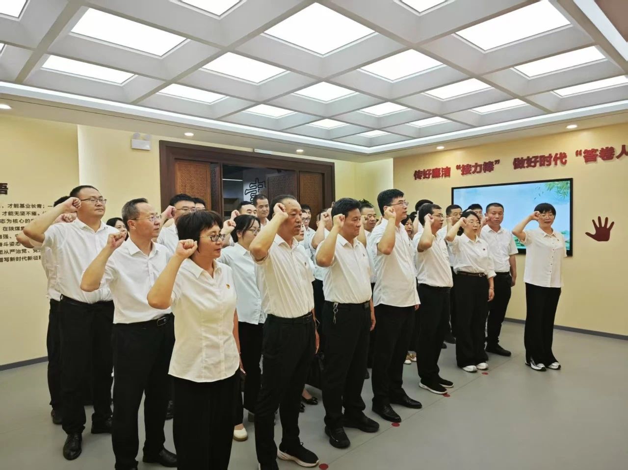 高溫熔爐煉精鋼 警示教育鑄廉心—龍鋼集團2025年警示教育活動側記 高溫熔爐煉精鋼 警示教育鑄廉心—龍鋼集團2025年警示教育活動側記