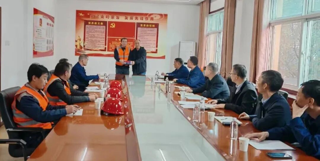 公司召開轉(zhuǎn)爐熔融渣余熱回收利用項(xiàng)目開工前安全交底會(huì) 公司召開轉(zhuǎn)爐熔融渣余熱回收利用項(xiàng)目開工前安全交底會(huì)