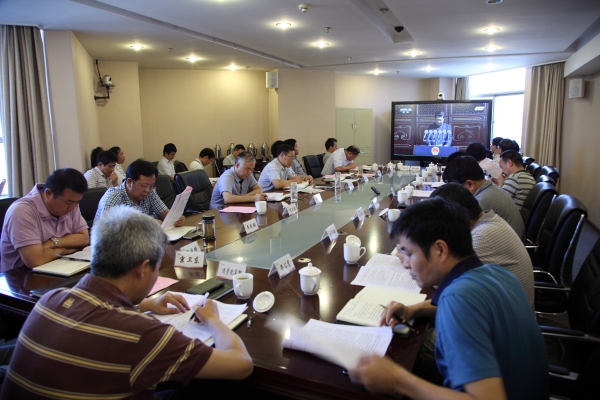 陜鋼集團組織干部職工觀看閱兵盛況