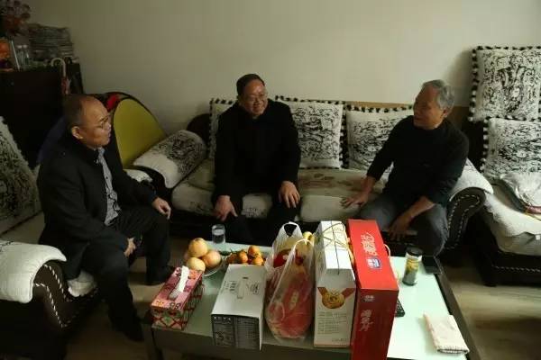 龍鋼集團黨政領導深入西鋼公司看望慰問老黨員 龍鋼集團黨政領導深入西鋼公司看望慰問老黨員