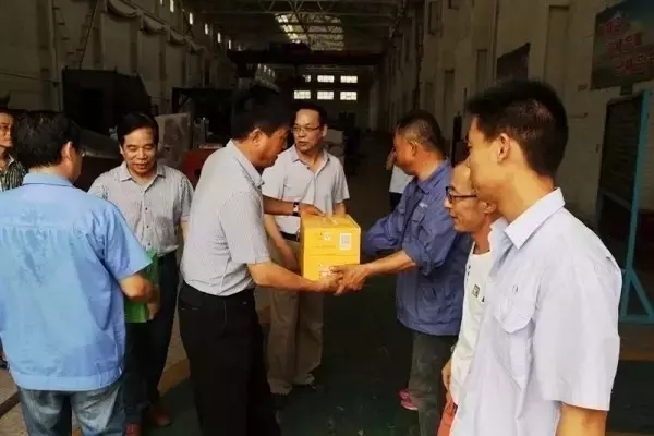 陳敏鋒到華冶公司“送清涼” 陳敏鋒到華冶公司“送清涼”