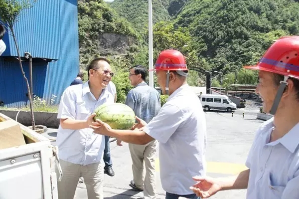 龍鋼集團公司領導為廣大職工“送清涼” 龍鋼集團公司領導為廣大職工“送清涼”