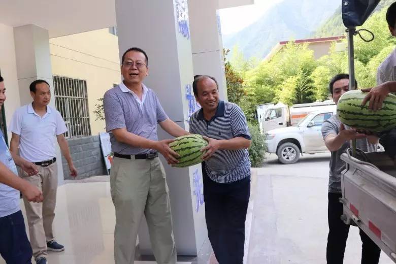 唐鑫深入大西溝礦業公司一線慰問“送清涼” 唐鑫深入大西溝礦業公司一線慰問“送清涼”