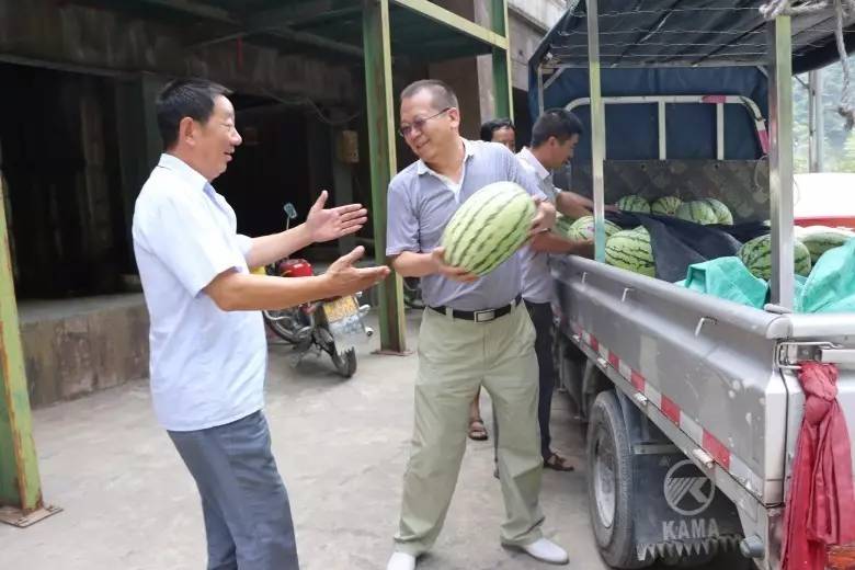 唐鑫深入大西溝礦業公司一線慰問“送清涼” 唐鑫深入大西溝礦業公司一線慰問“送清涼”