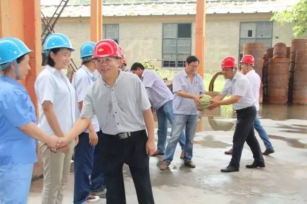 宋天鎖深入華冶公司一線慰問送清涼 宋天鎖深入華冶公司一線慰問送清涼