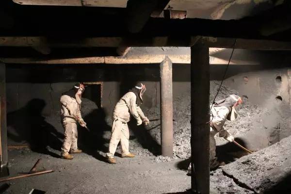 龍鋼公司大力支援同興公司加熱爐清渣工作 龍鋼公司大力支援同興公司加熱爐清渣工作