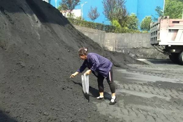 堅守在發運現場的取樣員 堅守在發運現場的取樣員