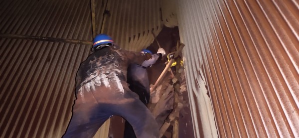 粉塵下的清灰人 粉塵下的清灰人